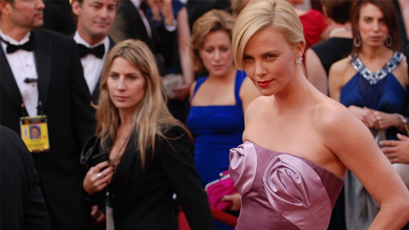 You are currently viewing Charlize Theron: See How Her Red Carpet Style Has Changed